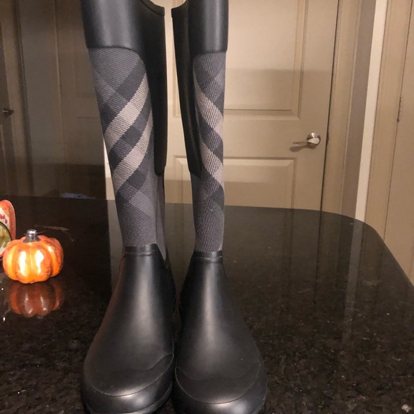 Burberry rain boots - Picture 3 of 5